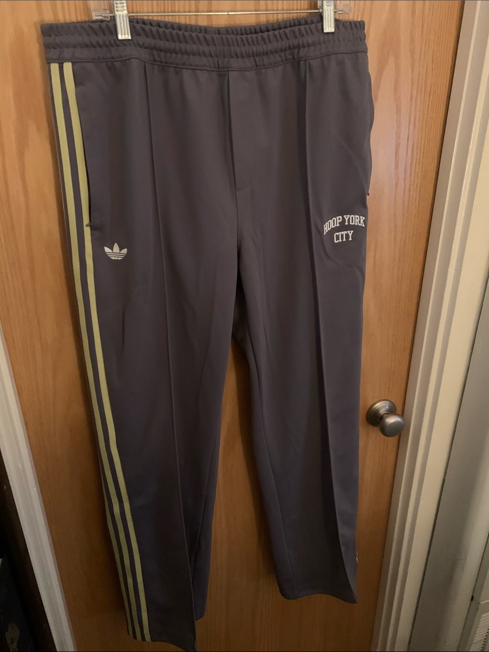 Men’s Adidas NWT Sz L “Hoop York City” Gray Track Pants with 3 Yellow Stripes